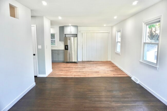 Building Photo - 60 Sleepy Hollow Dr