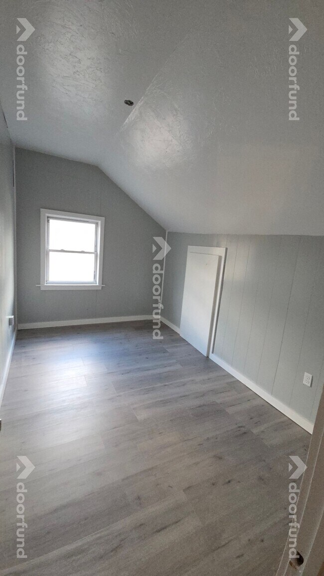 Building Photo - 418 River St