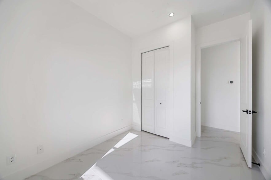 Building Photo - 1053 Marine Ave S