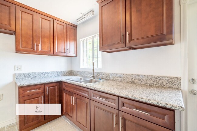 Building Photo - Prime Location Apartment with Remodeled Ki...