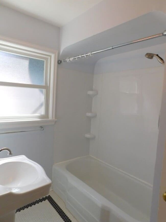 Building Photo - 3Bd/1Ba Two Story House w/ Basement - Avai...