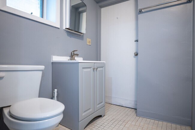 Building Photo - Spacious 1-Bedroom Apartment with Parking & Shared Yard - Midtown Kingston