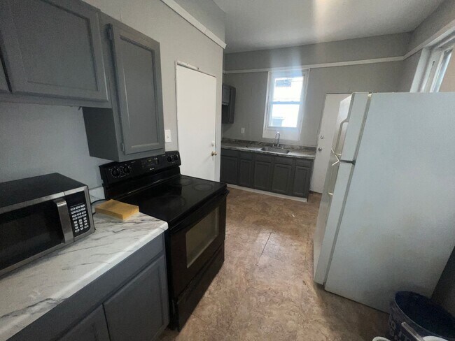 Building Photo - Oversized Classic Row Home w Wood Floors a...