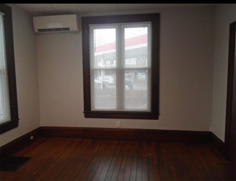 Bedroom - 623 W Washington Blvd