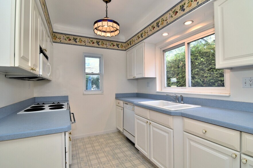Building Photo - 2027 Riverside Dr