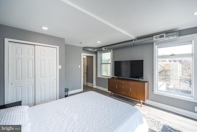 Building Photo - 1620 Mt Vernon St