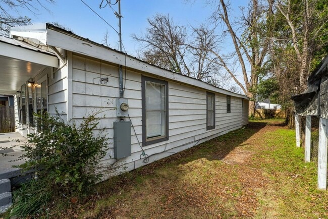 Building Photo - Renovated 3BR/2BA Tuscaloosa Gem with Luxu...