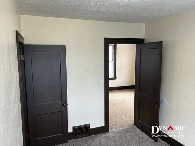 Building Photo - Upper Level 2 Bedroom, 1 Bathroom Duplex - Tenant Pays ALL Utilities