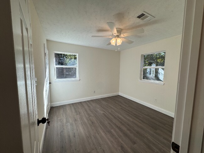 Building Photo - 213 Amellia Pl