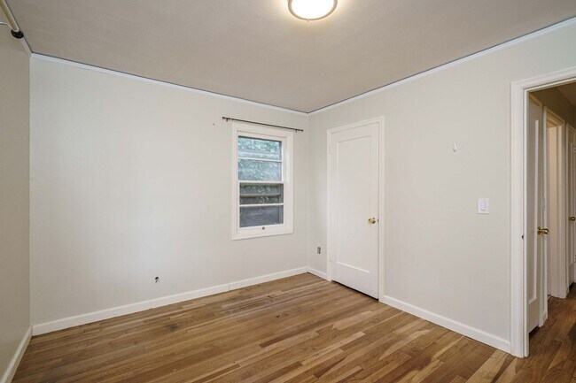 Building Photo - PET FRIENDLY Super Cute Craftsman Home 3 bedroom 1 Bath with Basement