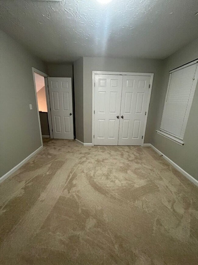 Building Photo - 3 Bedroom, 2.5 Bathroom in Lexington!