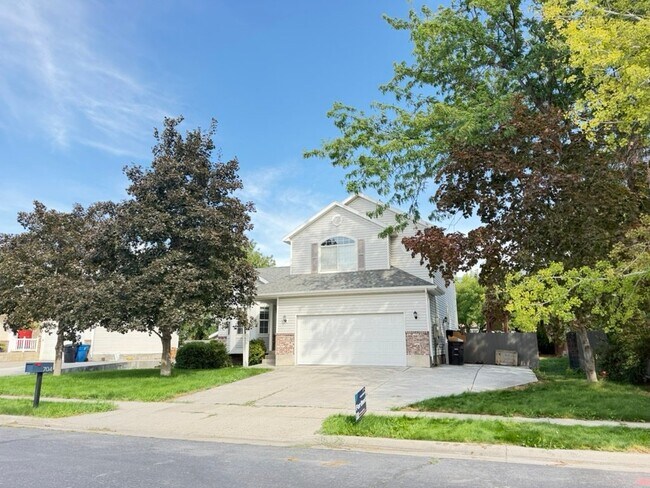 Building Photo - 704 Country Club Dr
