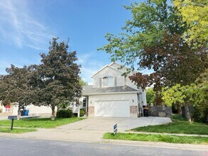 Building Photo - 704 Country Club Dr