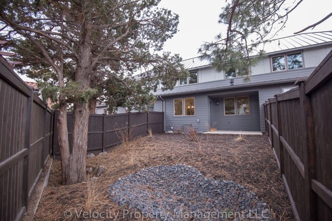 Building Photo - Beautiful Townhome For Lease!