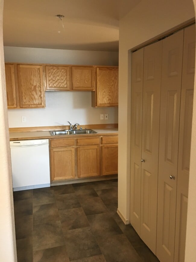 Kitchen - 4001 Lunar Dr