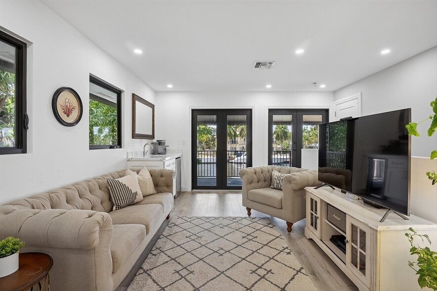 Building Photo - 600 SW 8th Ter