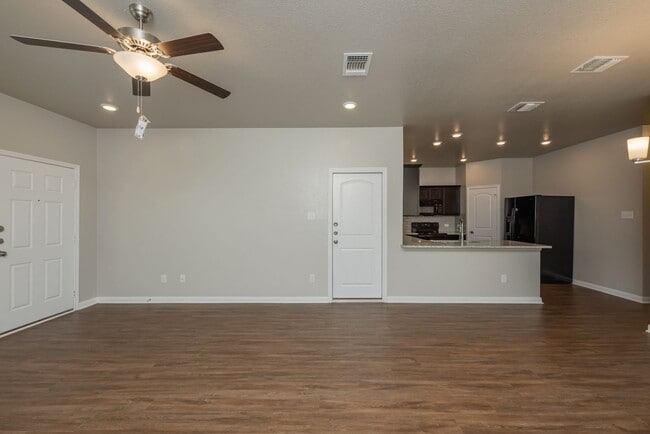 Building Photo - Beautifully designed and thoughtfully maintained duplex