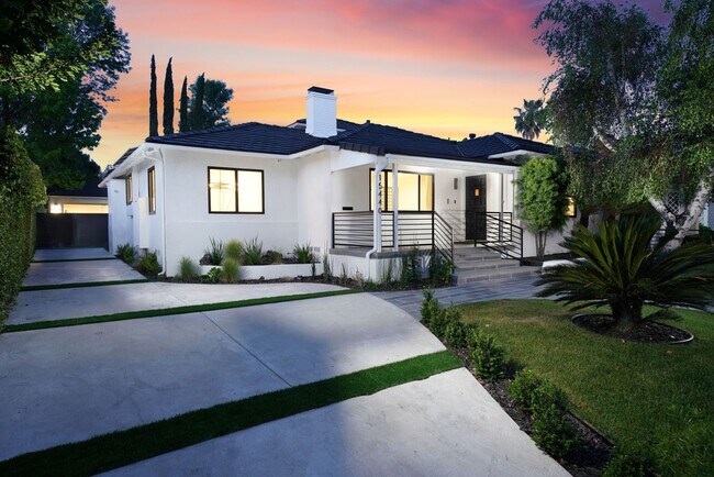 Building Photo - Luxe 5+4.5 w/detached studio, downstairs e...