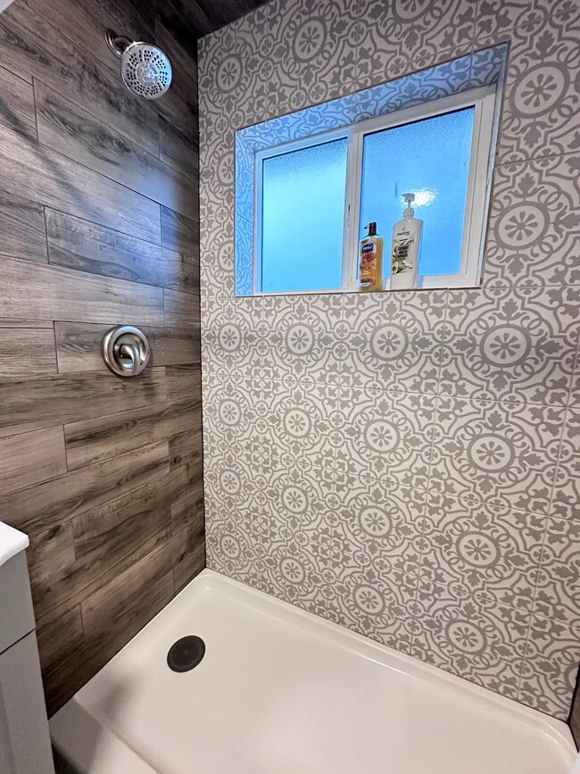 Full Bathroom - 4021 Fillmore Ave