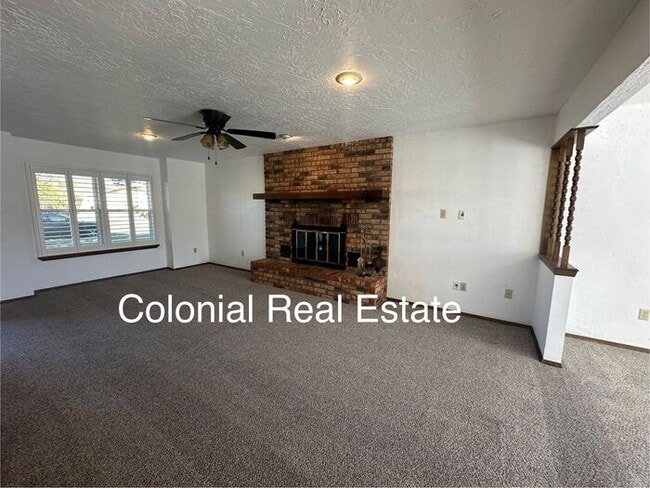 Building Photo - Spacious 2 story home