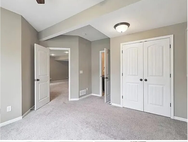 Building Photo - 1301 NE Country Ln