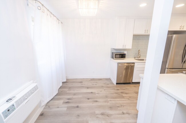 Building Photo - Spacious 1BR/1BA condo with patio and parking! Lake Murray Area $2195.00