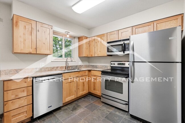 Building Photo - Spacious Duplex with Central AC and Washer/Dryer