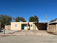 Building Photo - Spacious 2 Bed/1 Bath/Second Living Area/Pet Friendly!!!