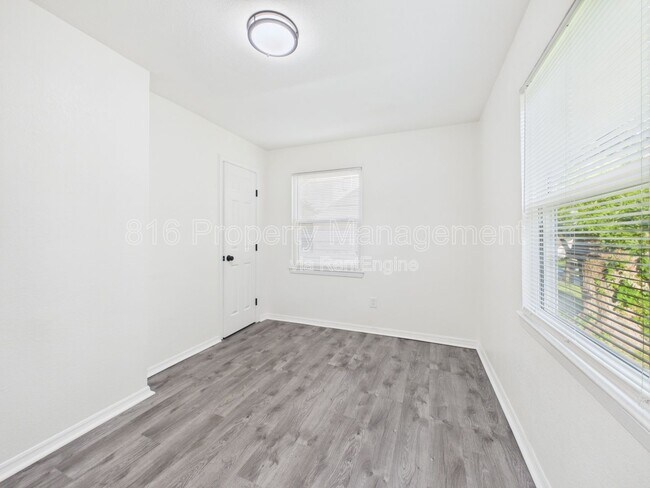 Building Photo - 4910 Vista St