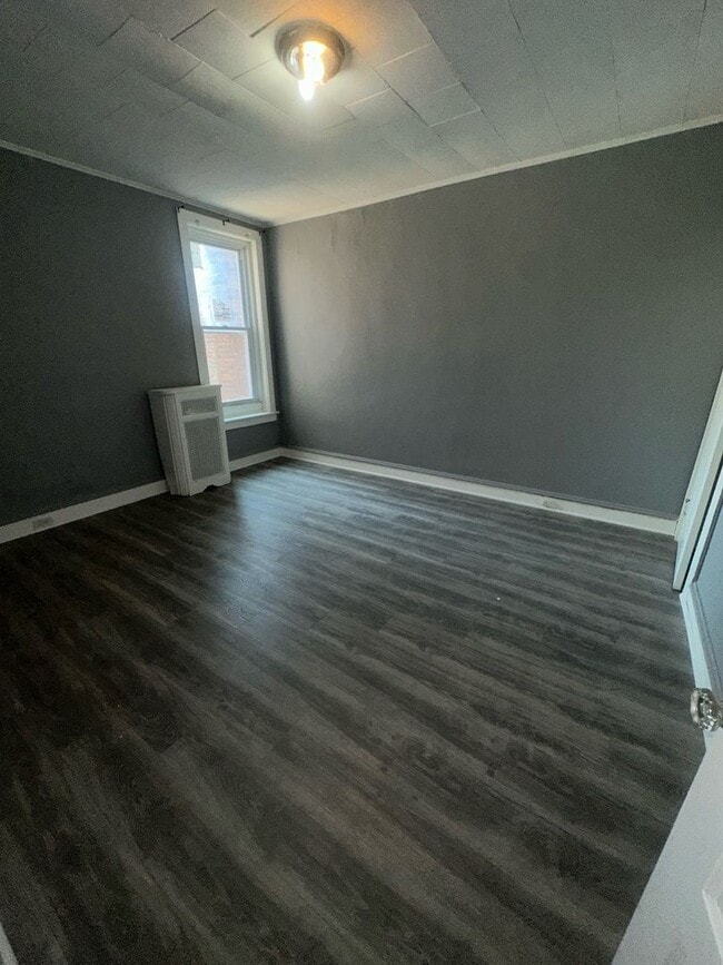 Building Photo - 3 bedrooms / 1 full bathrooms  renovated i...