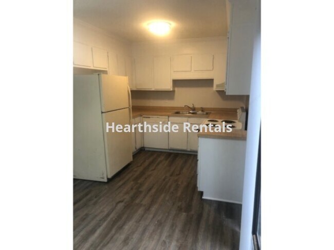 Building Photo - **2 Bedroom 2.5 Bath Townhouse Minutes Awa...