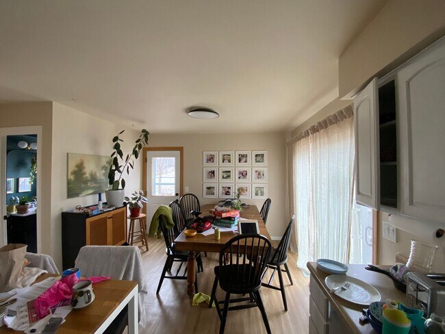 Building Photo - Remodeled 3 Bedroom 1.5 Bath Townhome with Full Basement