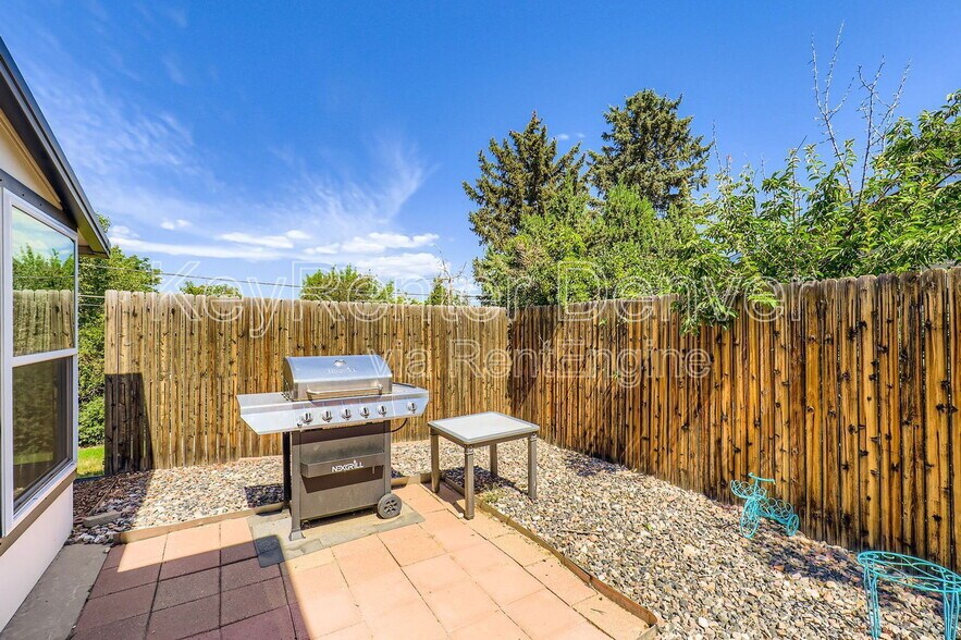 Building Photo - 683 Dawson St