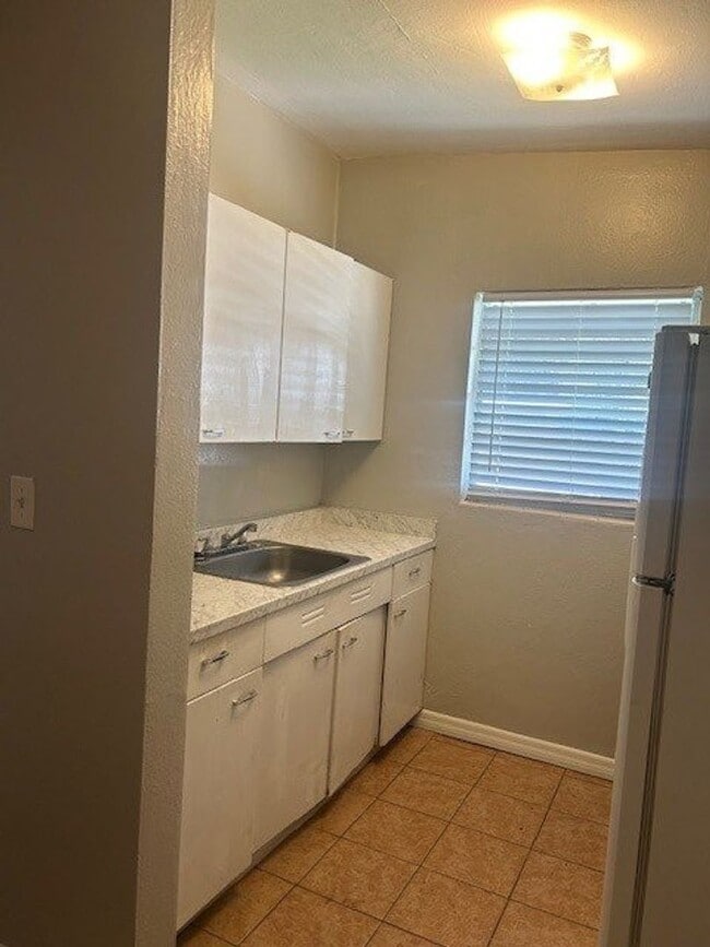 Building Photo - Spacious 3 bedroom 1 bathroom home with ni...