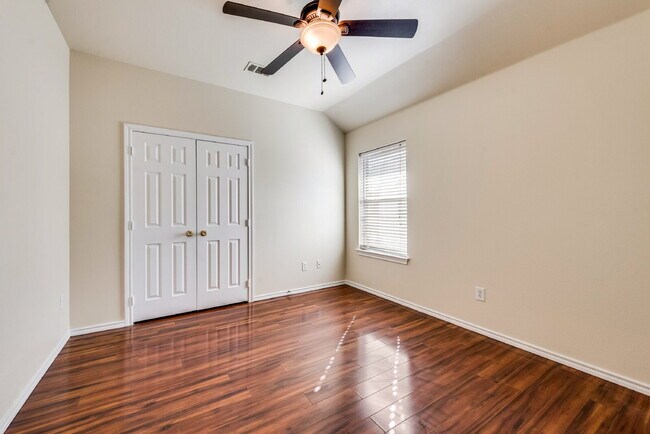 Building Photo - Great 4 bed 2 bathroom 2 story home minute...