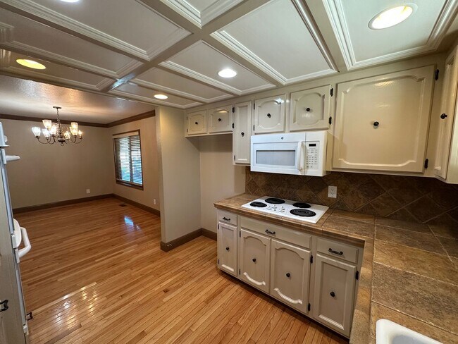 Building Photo - Single Story 3 Bedroom, 3 Full Bath / Best...