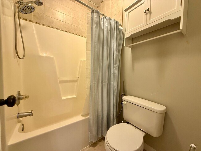 Building Photo - Spacious 3 bedroom condo minutes to the Oceanfront!