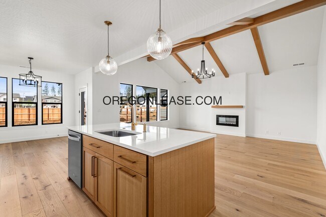 Building Photo - Gorgeous New Construction in Brand New Ven...