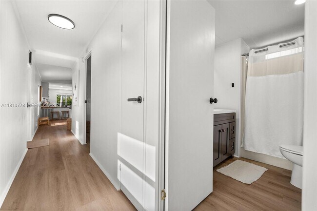 Building Photo - 648 E Palm Ave