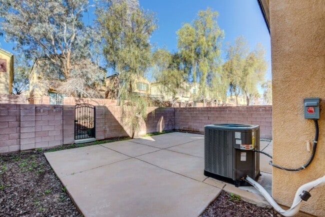 Building Photo - Awesome 3 Bedroom, 2 Story Home in North L...