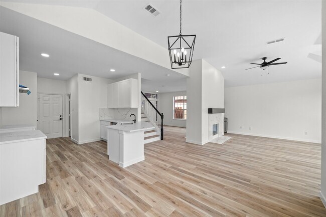 Building Photo - 945 Azalia Dr