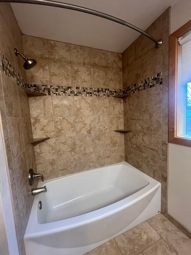 Building Photo - 3-Bedroom 2-Bathroom home in Coburg