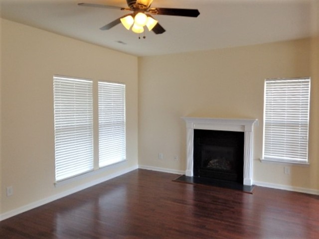 Building Photo - 102 Villa Way