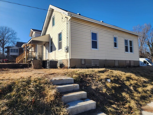 Building Photo - Spacious 4- Bedroom