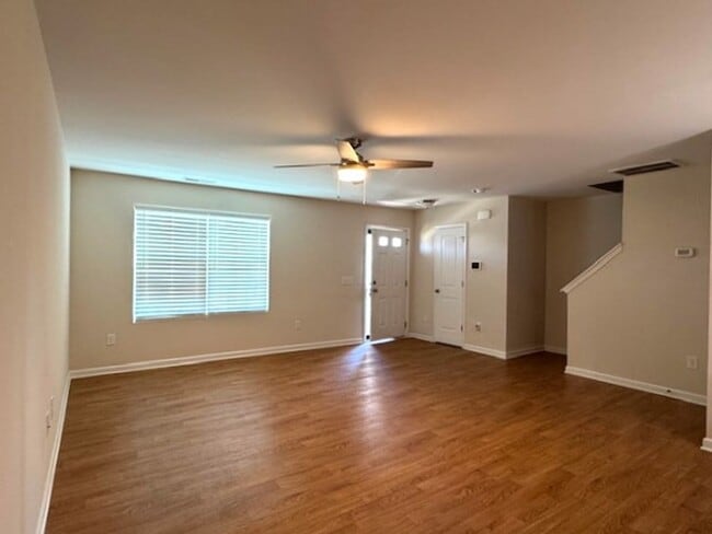Building Photo - ~~~~~~~~ Park Place Townhomes ~~~~~~~ Pretty 3 bedroom 2.5 bath unit~~~~~