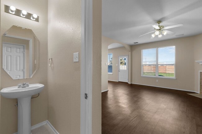 Building Photo - Charming 3-Bedroom Home in Villages of Woo...