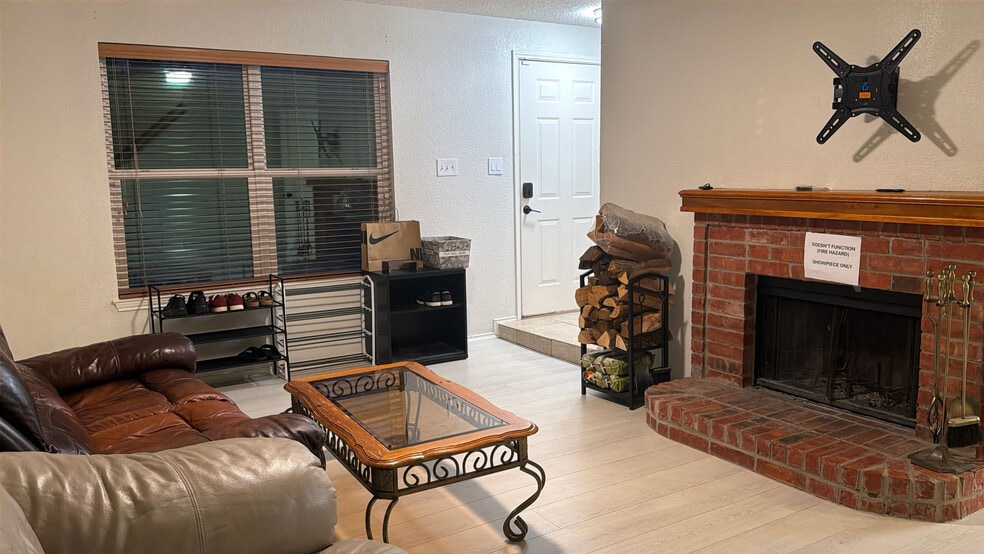 Building Photo - Room in House on Bandera St
