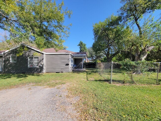 Building Photo - RECENTLY REMODELED HOME IN LA MARQUE