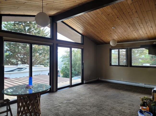 Building Photo - 1040 Budge Dr
