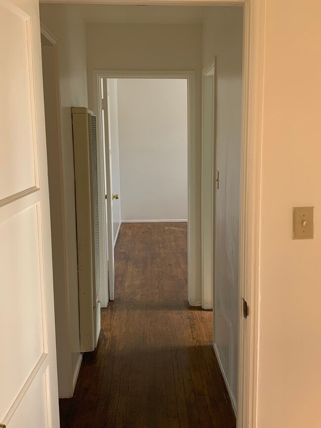 Building Photo - **MOVE-IN DEPOSIT SPECIAL** Lovely 2 Bedroom & 1 Bathroom